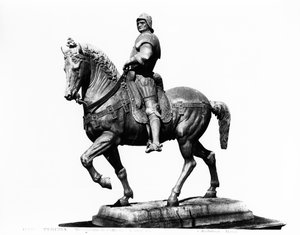 Reiterstatue des Condottiere Bartolomeo Colleoni (1400-75) (Bronze) (s/w Foto) von Andrea del Verrocchio