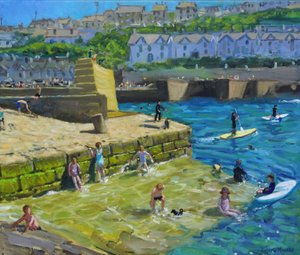 Spaß im Hafen, Porthleven, Cornwall, 2021 von Andrew Macara