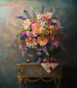 Opulentes Pfingstrosen Stillleben