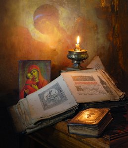 Heilige Bücher und Kerzenlicht