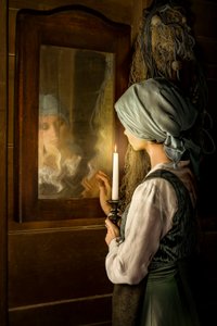 Frau reflektiert bei Kerzenlicht