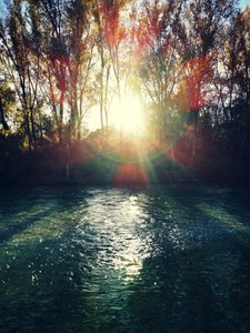 Goldenes Flusssonnenlicht
