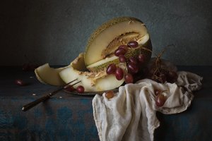 Dunkles Früchte-Stillleben