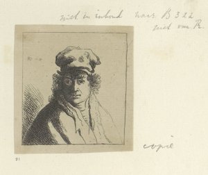 Junger Mann mit lockigem Haar und einer Mütze