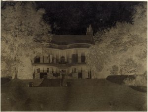 Landhaus von einem Garten aus gesehen