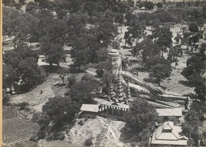 Liegende Buddhastatue und Pagode, aus der Luft gesehen