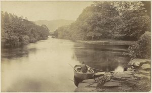 Flusslandschaft in England, mit einem Mann im Ruderboot im Vordergrund von Anonymous