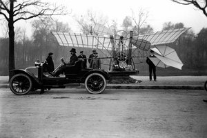 Flieger Alberto Santos Dumont (Santos-Dumont) (1873-1932) transportiert sein Flugzeug in seinem Auto