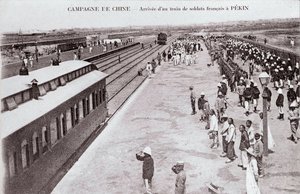 Ankunft eines französischen Soldatenzugs in Peking während der China-Kampagne. Fotografie um 1900-1901 - Private Sammlung von Anonymous Anonymous