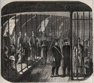 Ankunft der Truppen während des Konvois von Toulon nach Cayenne (Guyana) gemäß dem Dekret vom 8. Dezember 1851. Gravur in „Histoire des bagnes depuis leur création à nos jours“ (1877) von Pierre Zaccone (1817-1895)