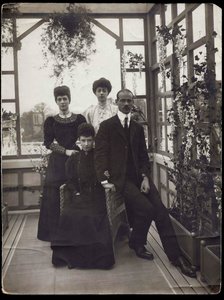 Dagmar von Dänemark (1847-1928) - Michel Alexandrovitch von Russland (1878-1918) - Alexandra von Dänemark (1844-1925) und Prinzessin Victoria - Kaiserinwitwe Maria Fjodorowna, Großfürst Michael Alexandrowitsch, Königin Alexandra von Großbritannien von Anonymous Anonymous