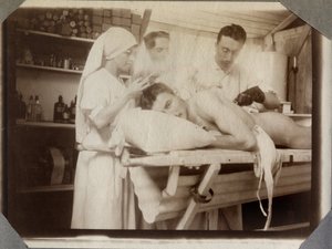 Erster Weltkrieg 1914-1918: Ärzte und Krankenschwester behandeln die Wunden eines Soldaten im Verbandsraum, Lager von Couville im Ärmelkanal, Untere Normandie, Frankreich. Anonyme Fotografie Juli 1917. Private Sammlung, Stella.
