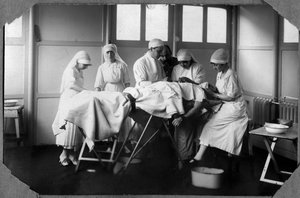 Erster Weltkrieg 1914-1918: Ärzte und Krankenschwestern des Roten Kreuzes (Therese Pavillou?) behandeln die Wunden eines Soldaten, der im Lager von Couville in der Manche, Basse-Normandie (Niedernormandie), Frankreich, in Chloroform schläft. Anonyme Fotogr