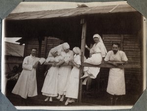 Erster Weltkrieg 1914-1918: Krankenschwestern und Ärzte im Kittel in Couville, Manche, Untere Normandie, Frankreich. Anonymes Foto Juli 1917. Privatsammlung, Stella. von Anonymous Anonymous