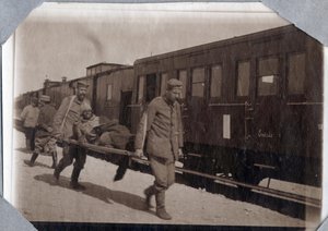 Erster Weltkrieg 1914-1918: Soldatenwunden und Tragen in einer Station im Ärmelkanal, Untere Normandie, Frankreich. Anonyme Fotografie Mai 1917. Private Sammlung, Stella.