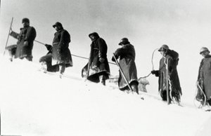 Erster Weltkrieg: Italienische Alpenjäger (Alpini) während eines Aufstiegs von Anonymous Anonymous