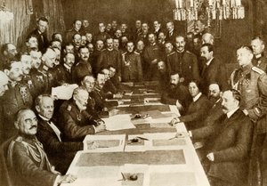Erster Weltkrieg: Unterzeichnung des Friedensvertrags von Brest-Litowsk am 03.03.1917 zwischen den Deutschen und Russen. Das bolschewistische Reich hat andere Gebiete als Deutschland. Vertreter der Zentralmächte (oder Dreibund, Deutschland, Österreich)