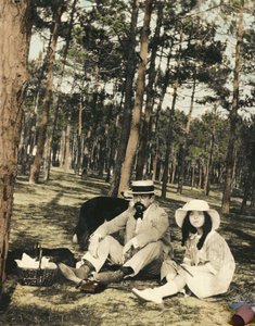 Französischer Komponist Claude Debussy (1862-1918) und seine Tochter Chouchou beim Picknick in einer Pinienlandschaft bei Arcachon