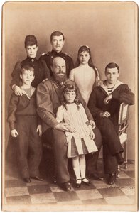 Die Familie des Kaisers Alexander III - Die Romanows: Die Familie des Kaisers Alexander III, Anonym. Albumin-Foto von Anonymous Anonymous