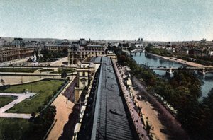 Paris: Panorama in Richtung Louvre. Die Seine und die Kathedrale Notre Dame (Notre-Dame) rechts. Fotografie von 1920 im „Artistic Album“ der Stadt Paris. Private Sammlung.