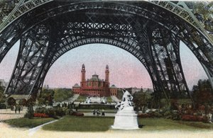Paris: der Palais du Trocadéro gesehen unter dem Eiffelturm. Fotografie von 1920 im „Artistic Album“ der Stadt Paris. Private Sammlung. von Anonymous Anonymous