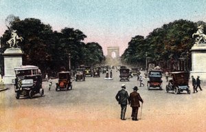 Paris: Verkehr auf der Avenue des Champs Elysees (Champs-Elysees) gesehen vom Place de la Concorde mit dem Arc de Triomphe im Hintergrund. Auf den Seiten, Marlys Pferde. Fotografie von 1920 im „Artistic Album“ der Stadt Paris. Private Sammlung.