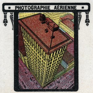 Fotografie: Luftaufnahme eines Gebäudes. Anonyme Illustration von 1925. Private Sammlung. von Anonymous Anonymous