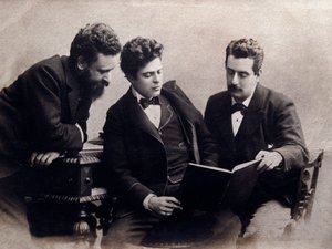 Porträt von (von links nach rechts) Alberto Franchetti, Pietro Mascagni und Giacomo Puccini, italienische Komponisten. Fotografie ca. 1900. Private Sammlung von Anonymous Anonymous