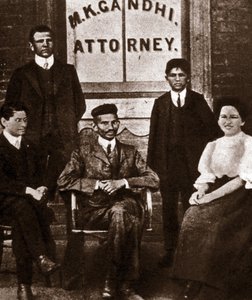 Porträt des politischen Führers Mohandas Karamchand Gandhi (1869-1948), Anwalt in Durban, Südafrika. Fotografie 1893 von Anonymous Anonymous