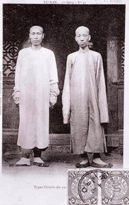 Porträt von zwei Chinesen aus der Region Yunnan in traditioneller Tracht. Fotografie aus dem frühen 20. Jahrhundert. Private Sammlung