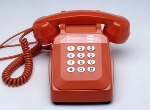 S63 orangefarbenes Plastikschlüsseltelefon von Anonymous Anonymous