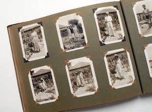 Stillleben eines Fotoalbums um 1925.