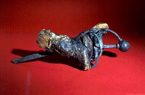 Schwert in der Wurzel eines Baumes
