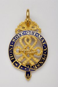 Vereinigtes Königreich - Orden des Hosenbandes: Abzeichen des Gentleman-Ballei des schwarzen Stabes - Das Muster des Abzeichens, eines der „Liebesseen“ der Halskette, umgeben von einem Hosenband, wurde 1566 angenommen - Motto „Honi soit qui mal y pense“ von Anonymous Anonymous