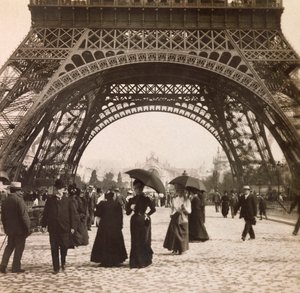 Weltausstellung von 1900 - Exposition Universelle de 1900 in Paris: Blick unter den Eiffelturm - private Sammlung von Anonymous Anonymous