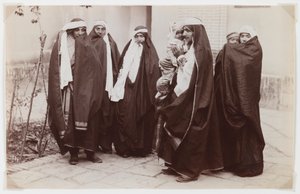 Gruppe verschleierter Frauen mit einem Baby von Antoin Sevruguin