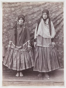 Zwei Frauen in Stammeskostümen von Antoin Sevruguin