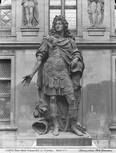 Statue von Ludwig XIV. (1638-1715), Ehrenhof des Hotel Carnavalet von Antoine Coysevox