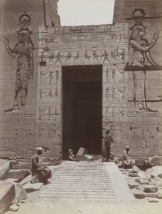 Philae, Nahaufnahme des südlichen Eingangs des zweiten Pylons am Tempel der Isis