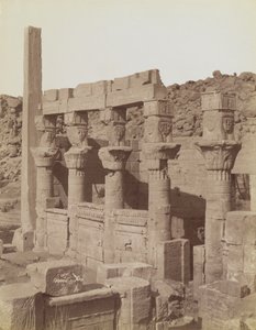 Philae, Blick von Nordosten auf das Südende der Westkolonnade und die Vorhalle von Nectanebo am Tempel der Isis von Antonio Beato