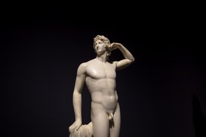 Die antike Skulptur Apollo krönt sich selbst - 1782 - Antonio Canova, 2019 von Antonio Canova