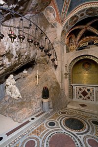 Ansicht der Höhle des heiligen Benedikt von Nursia mit Statue des Heiligen von Antonio Raggi (oder Antonio Lombardo) (1624-1686). In dieser Höhle zog sich der Heilige zurück. 1657 Kloster von Saint Benedetto (Sacro Speco), Subiaco (Rom), Italien von Antonio Raggi