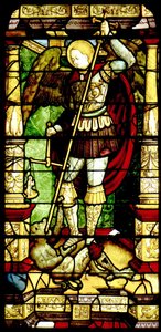 Buntglas mit St. Michael, der Seelen wiegt