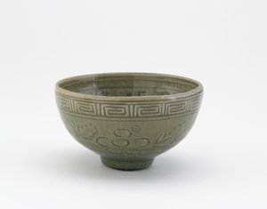 Servierschale im Stil der Longquan-Ware, frühes 19. Jahrhundert von Aoki (attr. to) Mokubei