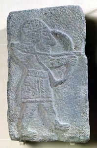Orthostat, der einen Bogenschützen aus dem Palast von Kapara, König von Guzama, Tell Halaf, Syrien darstellt