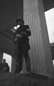 Ein Soldat bewacht das Denkmal für im Kampf gefallene Soldaten, Monaco