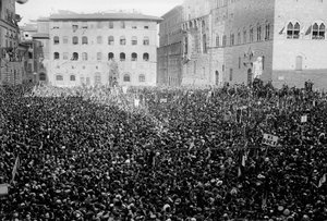 Menschenmenge auf der Piazza Signoria anlässlich des Besuchs von Hitler und Mussolini in Florenz, 05/1938