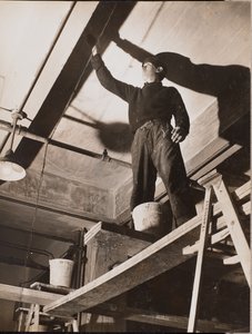 Mann auf Holzgerüst malt eine Decke von Arnold Eagle