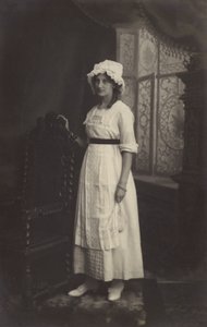 Mädchen mit Spitzenhaube von Arthur C. Burgess