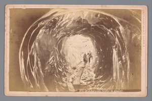 Menschen in einer Höhle auf dem Grindelwaldgletscher in der Schweiz von Arthur Gabler